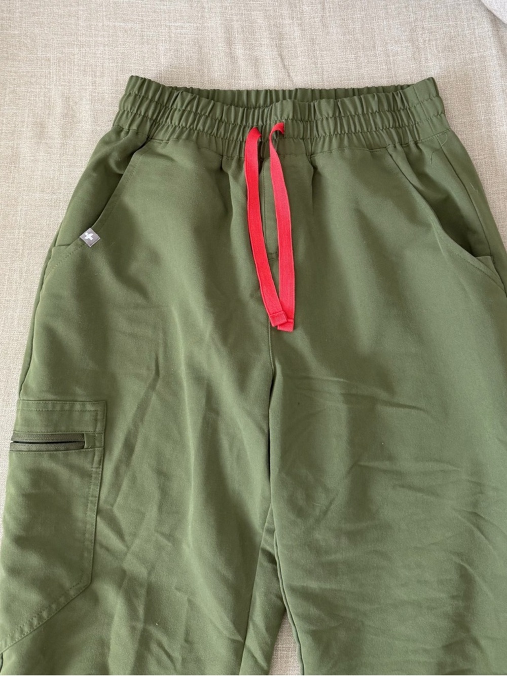 Figs Womens Green Scrub Top And Joggers Set - Picture 7 of 11